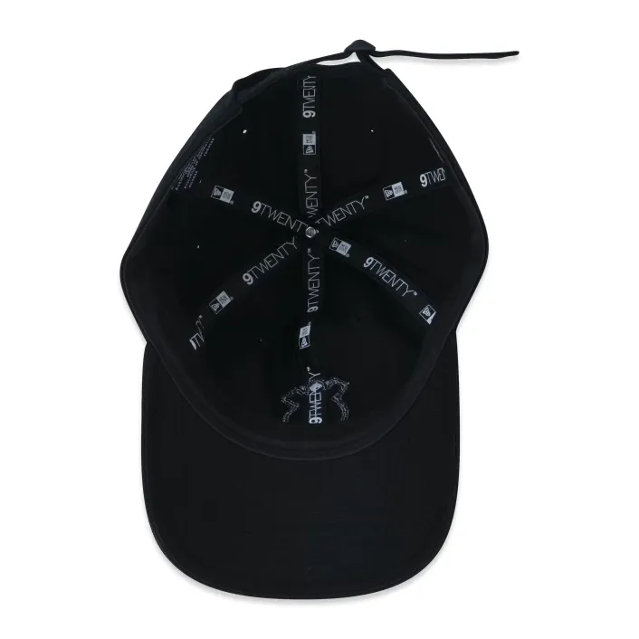 Vista interna do boné New Era preto com costuras reforçadas e fita com logo 9TWENTY